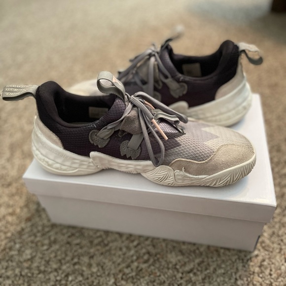 Trae Young 1 - Picture 1 of 7